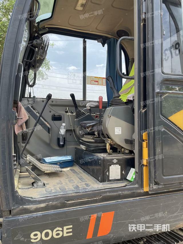 駕駛室頂部(整機(jī)外觀) 駕駛室頂部(整機(jī)外觀)