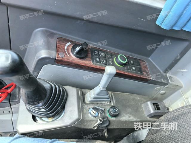 座椅右側(cè)控制臺(tái)/鑰匙門/油門/含右手柄(駕駛室部分) 座椅右側(cè)控制臺(tái)/鑰匙門/油門/含右手柄(駕駛室部分)