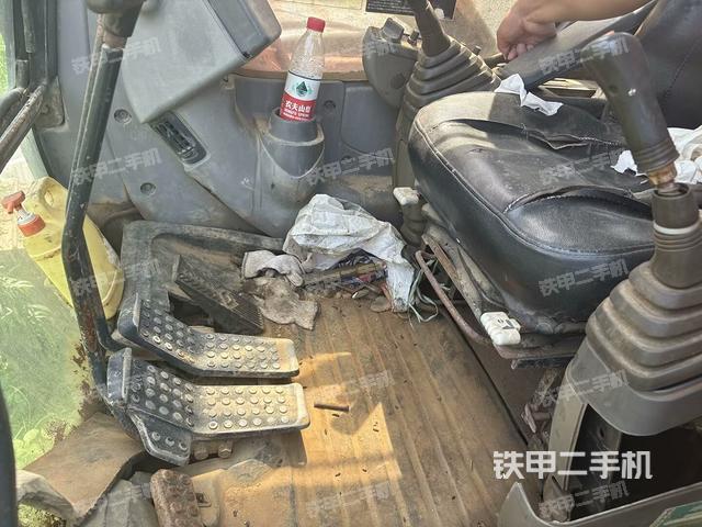 座椅左側(cè)控制臺/音響/含左手柄(駕駛室部分) 座椅左側(cè)控制臺/音響/含左手柄(駕駛室部分)