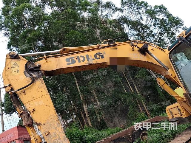 小臂整体左后(工作和回转装置) 小臂整体左后(工作和回转装置)