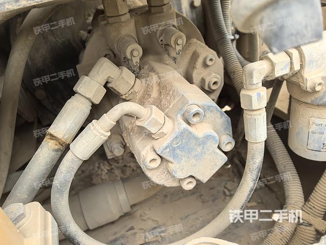 回轉(zhuǎn)馬達(dá)和主控閥(整機(jī)外觀) 回轉(zhuǎn)馬達(dá)和主控閥(整機(jī)外觀)