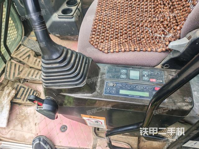 座椅左側(cè)控制臺(tái)/音響/含左手柄(駕駛室部分) 座椅左側(cè)控制臺(tái)/音響/含左手柄(駕駛室部分)