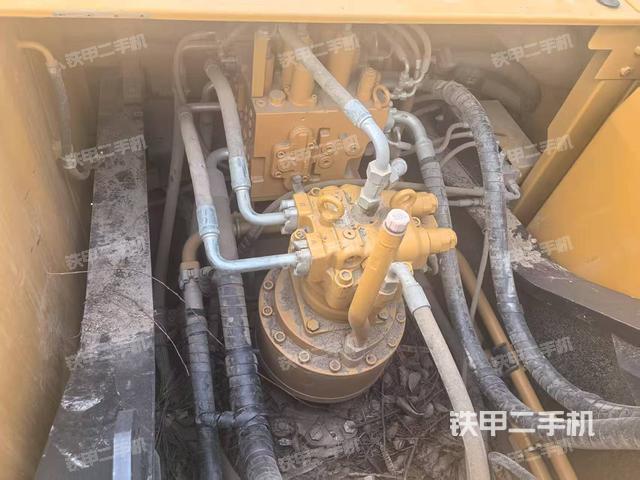 回转马达和主控阀(整机外观) 回转马达和主控阀(整机外观)