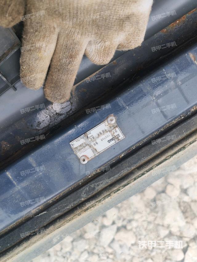 行走控制手柄和踏板 俯拍（驾驶室部分）