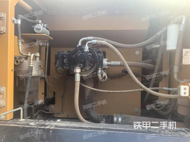 液压泵舱室正面整体(整机外观) 液压泵舱室正面整体(整机外观)