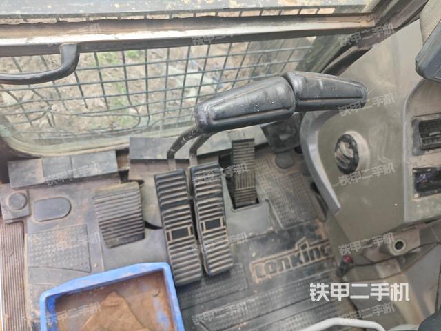 行走控制手柄和踏板?俯拍(駕駛室部分) 行走控制手柄和踏板?俯拍(駕駛室部分)