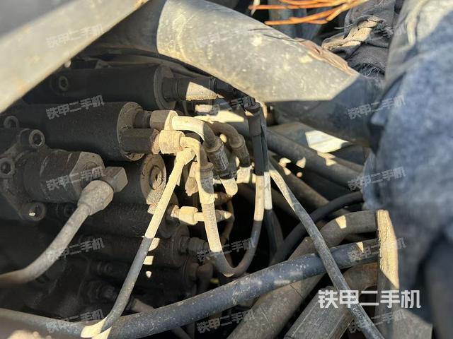 回轉(zhuǎn)馬達(dá)和主控閥(整機外觀) 回轉(zhuǎn)馬達(dá)和主控閥(整機外觀)