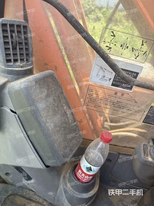 行走控制手柄和踏板?俯拍(駕駛室部分) 行走控制手柄和踏板?俯拍(駕駛室部分)