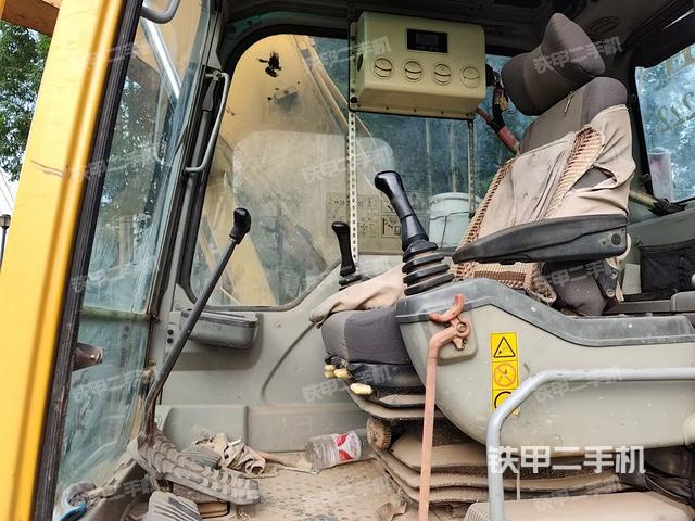 座椅左侧控制台/音响/含左手柄(驾驶室部分) 座椅左侧控制台/音响/含左手柄(驾驶室部分)