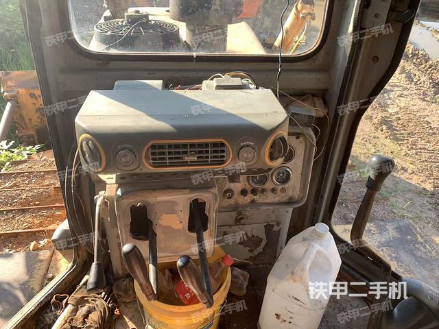 駕駛室操作臺(tái)(設(shè)備外觀及核心部件) 駕駛室操作臺(tái)(設(shè)備外觀及核心部件)