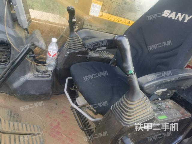 駕駛室整體(整機(jī)外觀) 駕駛室整體(整機(jī)外觀)