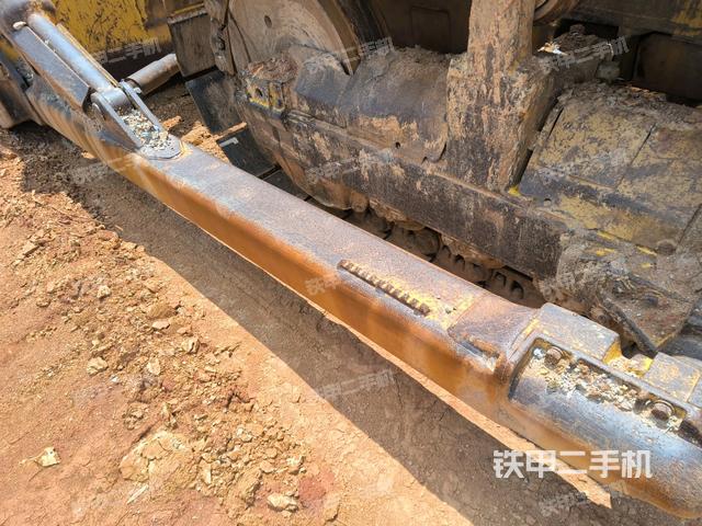 右侧履带全景（推土机底盘及工作装置）