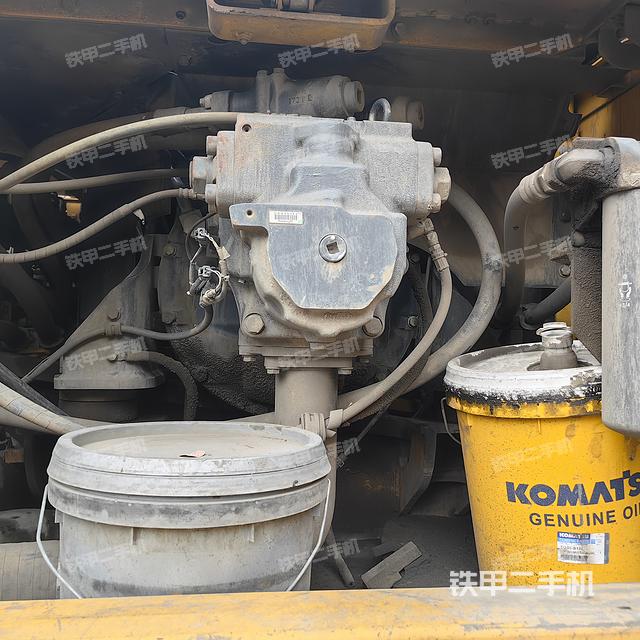 液壓泵艙室正面整體(整機外觀) 液壓泵艙室正面整體(整機外觀)