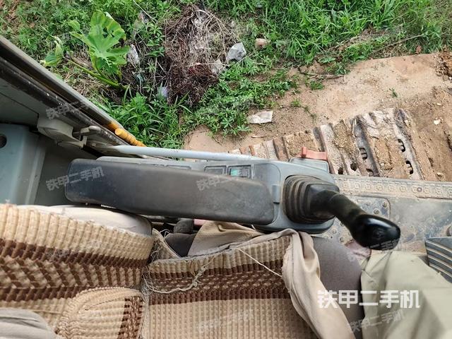 座椅右侧控制台/钥匙门/油门/含右手柄(驾驶室部分) 座椅右侧控制台/钥匙门/油门/含右手柄(驾驶室部分)