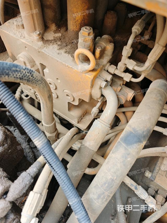 回转马达和主控阀(整机外观) 回转马达和主控阀(整机外观)