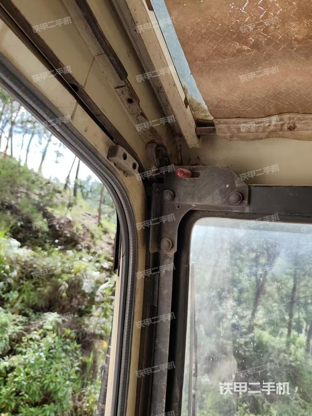 左后方玻璃角標(biāo)(駕駛室部分) 左后方玻璃角標(biāo)(駕駛室部分)