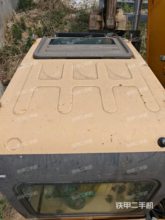 驾驶室顶部(整机外观) 驾驶室顶部(整机外观)