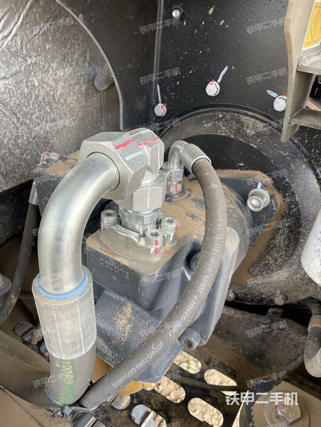 液压泵舱室正面整体(整机外观) 液压泵舱室正面整体(整机外观)