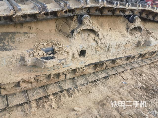 單側(cè)履帶整體(整機(jī)外觀) 單側(cè)履帶整體(整機(jī)外觀)