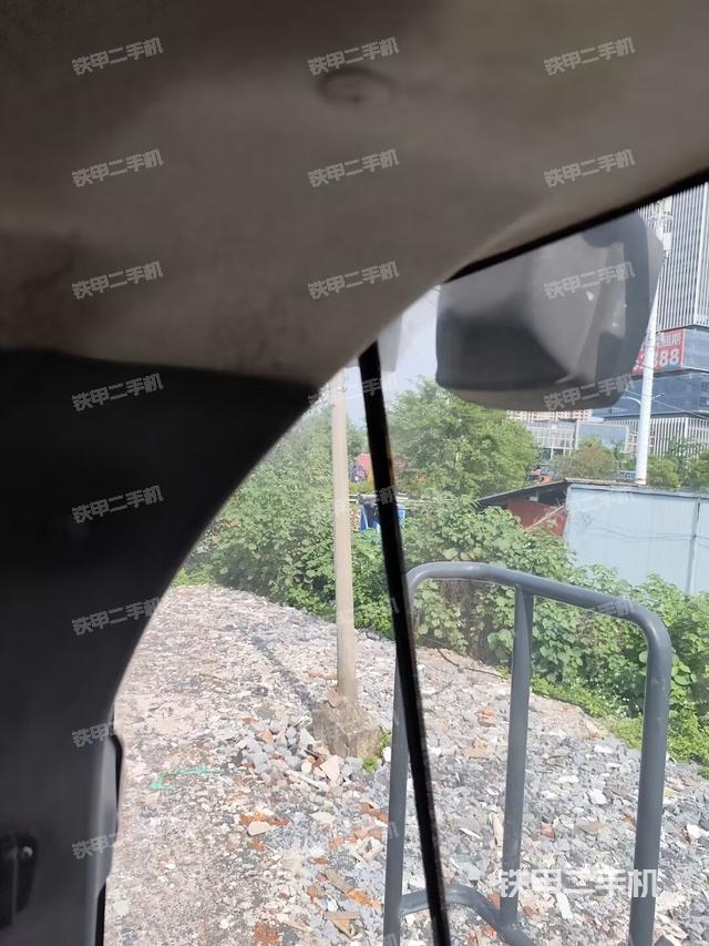 駕駛室內(nèi)部(駕駛室部分) 駕駛室內(nèi)部(駕駛室部分)