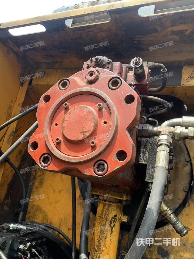 液壓泵艙室正面整體(整機外觀) 液壓泵艙室正面整體(整機外觀)