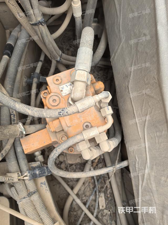液壓泵艙室正面整體(整機(jī)外觀) 液壓泵艙室正面整體(整機(jī)外觀)