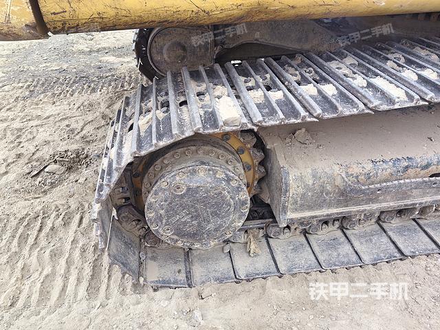 單側(cè)履帶整體(整機(jī)外觀) 單側(cè)履帶整體(整機(jī)外觀)