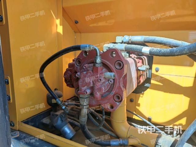 液压泵舱室正面整体(整机外观) 液压泵舱室正面整体(整机外观)