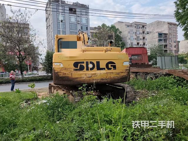 山东临工LG6135E挖掘机的设备实拍-第3张实拍照片