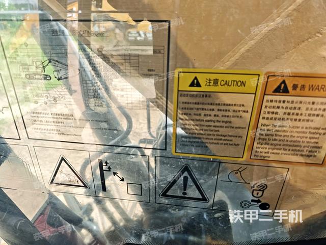 行走控制手柄和踏板 俯拍(驾驶室部分) 行走控制手柄和踏板 俯拍(驾驶室部分)