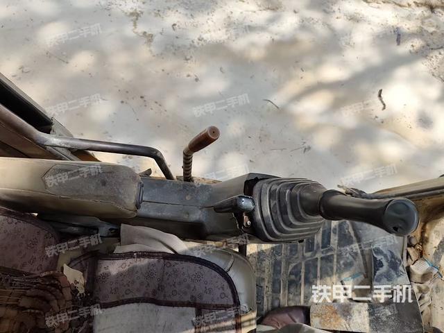 行走控制手柄和踏板?俯拍(駕駛室部分) 行走控制手柄和踏板?俯拍(駕駛室部分)