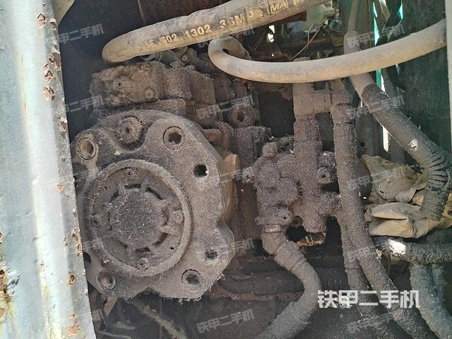 液壓泵艙室正面整體(整機(jī)外觀) 液壓泵艙室正面整體(整機(jī)外觀)