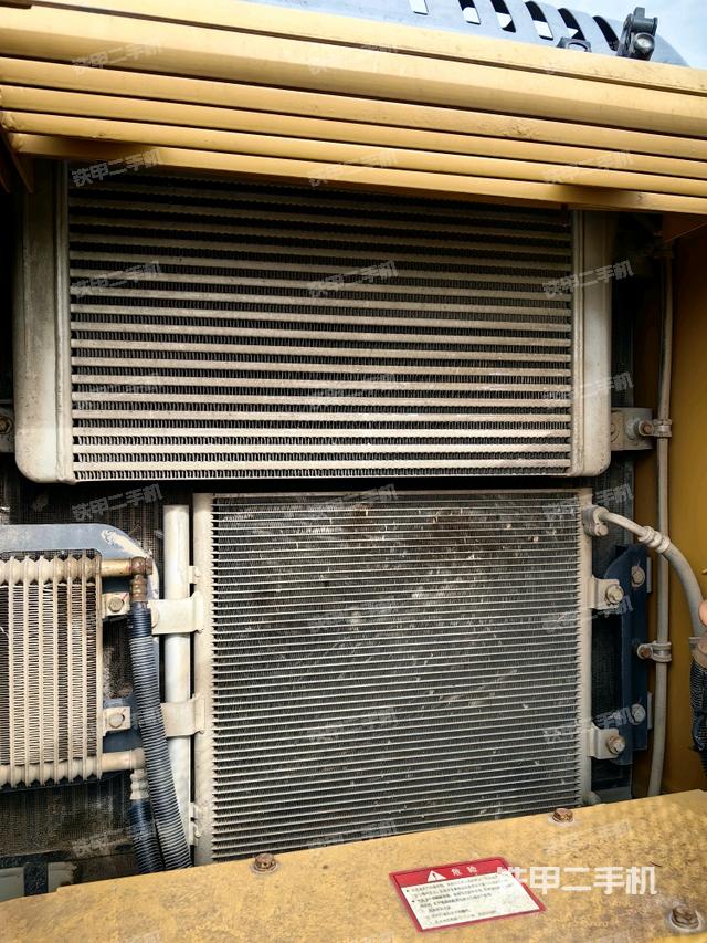 散熱器正面(大件艙室) 散熱器正面(大件艙室)