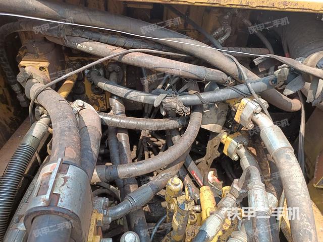 回轉(zhuǎn)馬達(dá)和主控閥(整機(jī)外觀) 回轉(zhuǎn)馬達(dá)和主控閥(整機(jī)外觀)