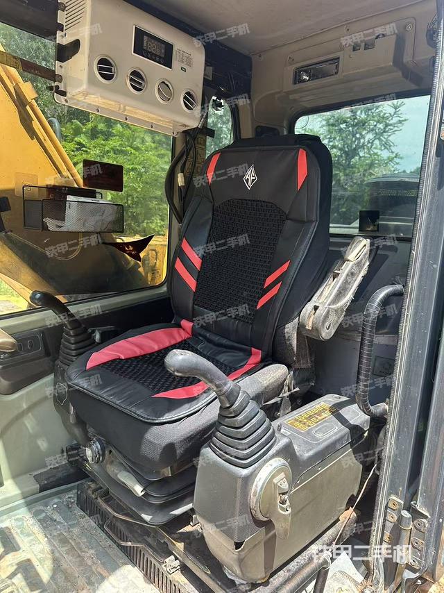 駕駛室整體(整機(jī)外觀) 駕駛室整體(整機(jī)外觀)