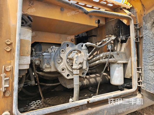 液压泵舱室正面整体(整机外观) 液压泵舱室正面整体(整机外观)