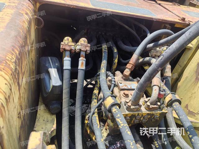 回转马达和主控阀(整机外观) 回转马达和主控阀(整机外观)