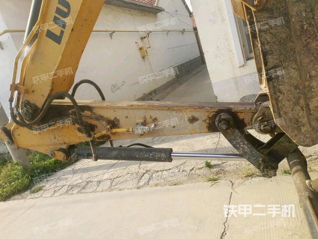 鏟斗右后整體(工作和回轉(zhuǎn)裝置) 鏟斗右后整體(工作和回轉(zhuǎn)裝置)