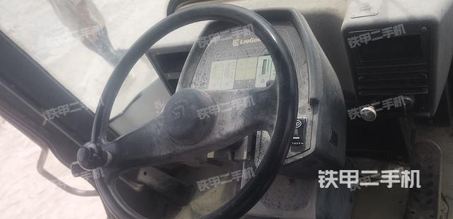 駕駛室工作臺(整機(jī)外觀及大件) 駕駛室工作臺(整機(jī)外觀及大件)