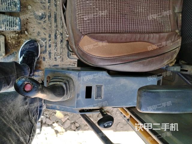 座椅左侧控制台/音响/含左手柄(驾驶室部分) 座椅左侧控制台/音响/含左手柄(驾驶室部分)