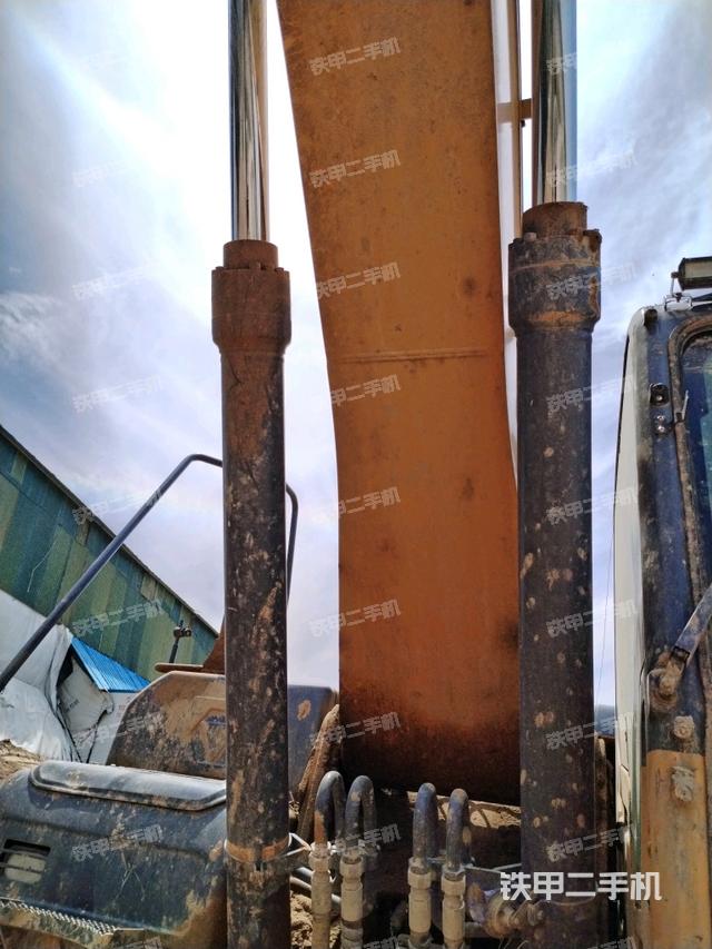 大臂油缸整体 竖拍(工作和回转装置) 大臂油缸整体 竖拍(工作和回转装置)