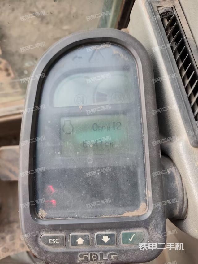 行走控制手柄和踏板 俯拍(驾驶室部分) 行走控制手柄和踏板 俯拍(驾驶室部分)