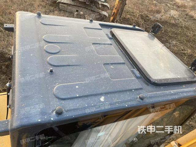 駕駛室頂部(整機(jī)外觀) 駕駛室頂部(整機(jī)外觀)