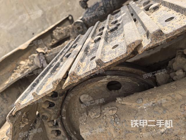 單側(cè)履帶整體(整機(jī)外觀) 單側(cè)履帶整體(整機(jī)外觀)