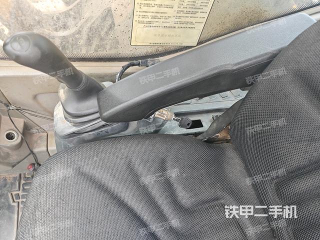 座椅右側(cè)控制臺/鑰匙門/油門/含右手柄(駕駛室部分) 座椅右側(cè)控制臺/鑰匙門/油門/含右手柄(駕駛室部分)