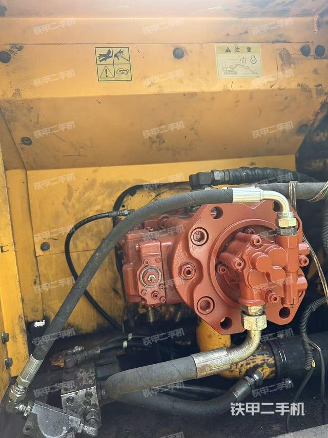 液壓泵艙室正面整體(整機(jī)外觀) 液壓泵艙室正面整體(整機(jī)外觀)