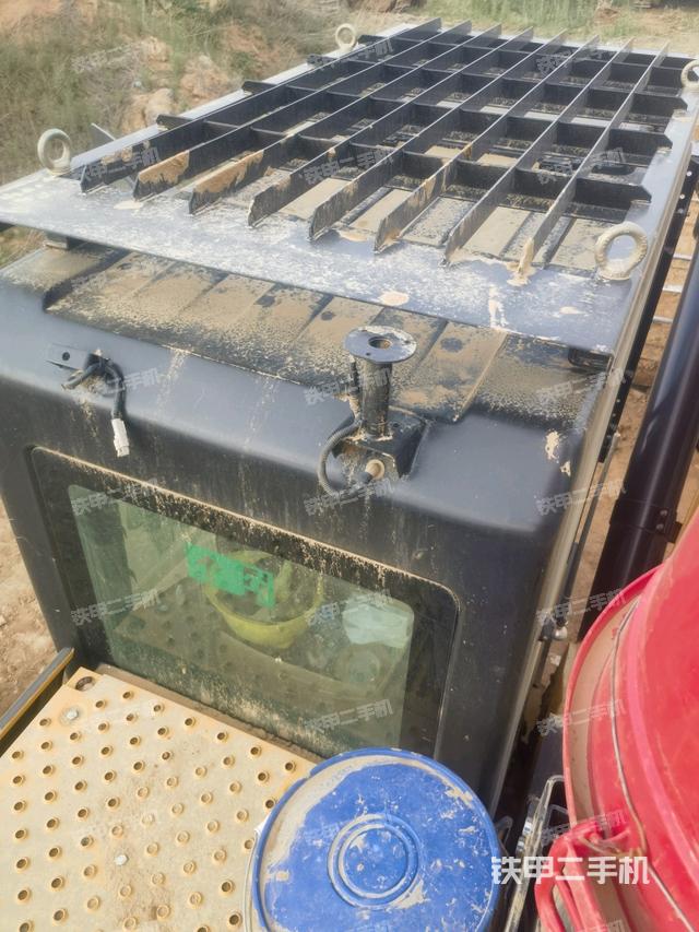 駕駛室頂部(整機(jī)外觀) 駕駛室頂部(整機(jī)外觀)