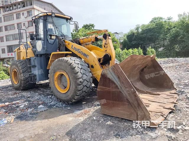 正后方(整機(jī)外觀) 正后方(整機(jī)外觀)