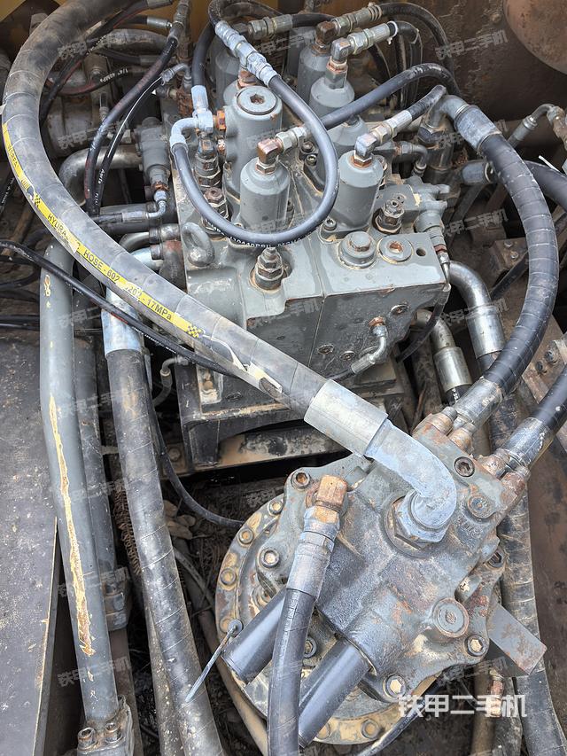 回转马达和主控阀（整机外观）