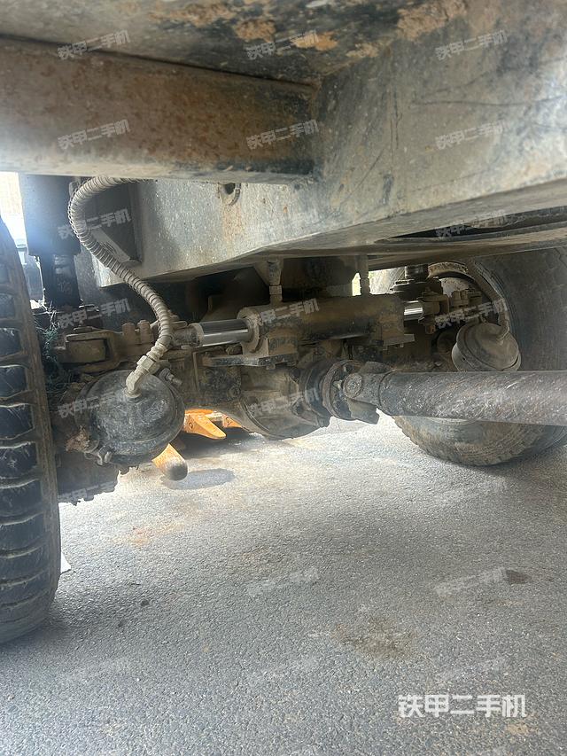 液压泵舱室正面整体（整机外观）